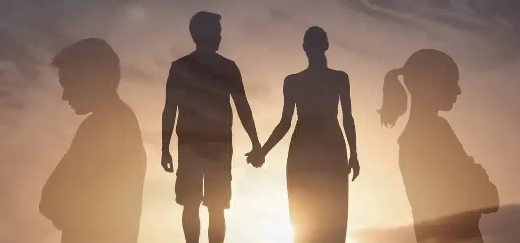 Pareja que pasa de estar distanciada a reencontrarse emocionalmente, simbolizando el proceso de reconexión en la terapia de pareja con enfoque en la Terapia Focalizada en las Emociones (TFE).